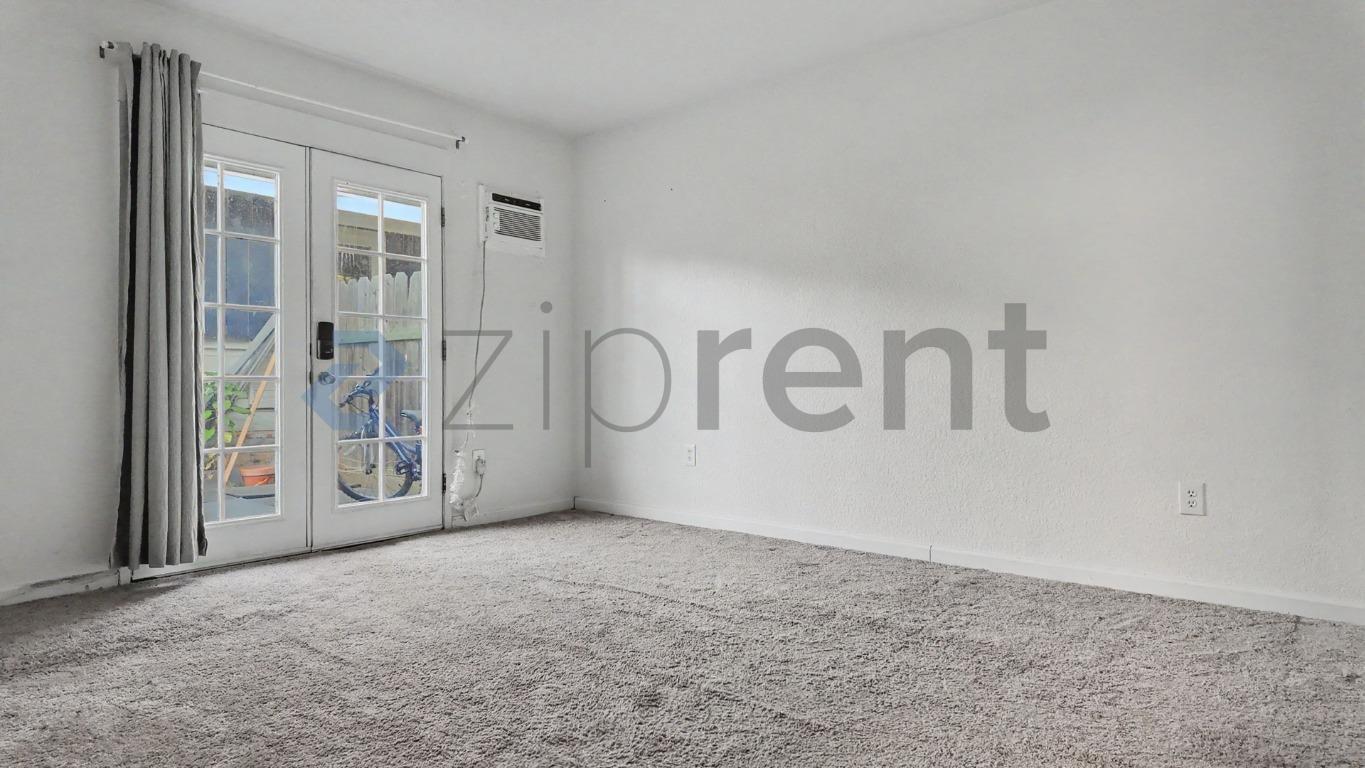 Building Photo - Unit D
