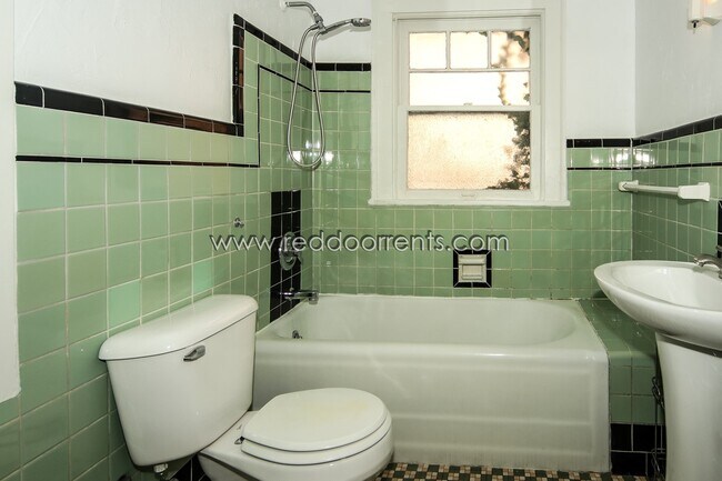 Building Photo - Coming Soon! 2 Bedroom/ 1.5 Bath Forest Hi...
