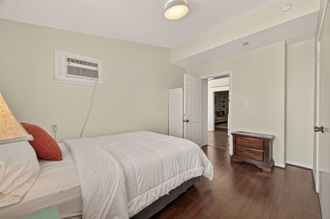 Building Photo - 324 W Alabama St