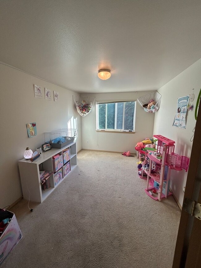 Building Photo - 4B, 2.5BA Pet-friendly home w/2-car garage...