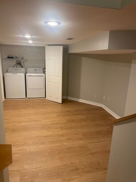 Building Photo - 4814 Wilshusen Ave