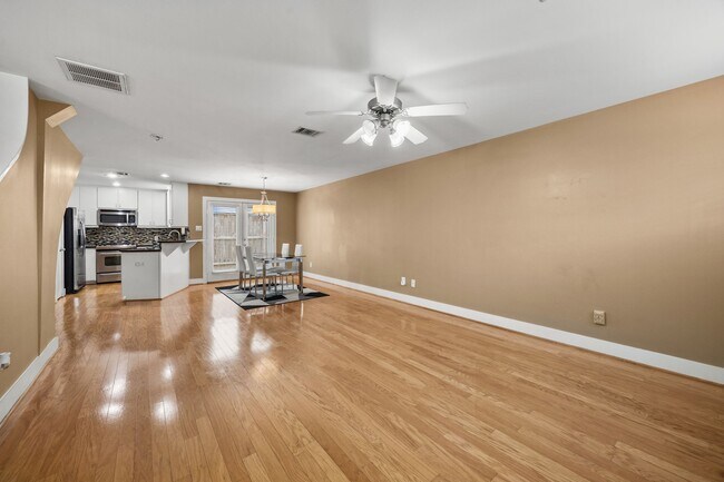 Building Photo - 5951 S Loop E