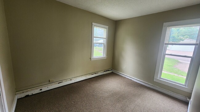 Building Photo - 2 Bedroom, 1 Bathroom with Laundry & Off Street Parking - Available August 1st!