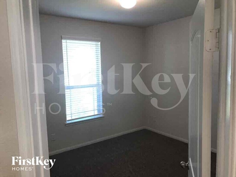 Building Photo - 6630 Blimp Base Blvd