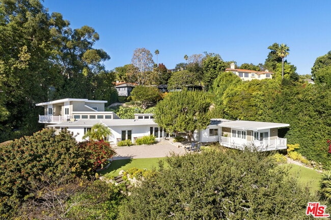 Building Photo - 11215 Sunset Blvd