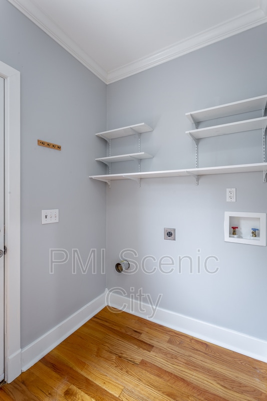 Building Photo - 513 Lytle St