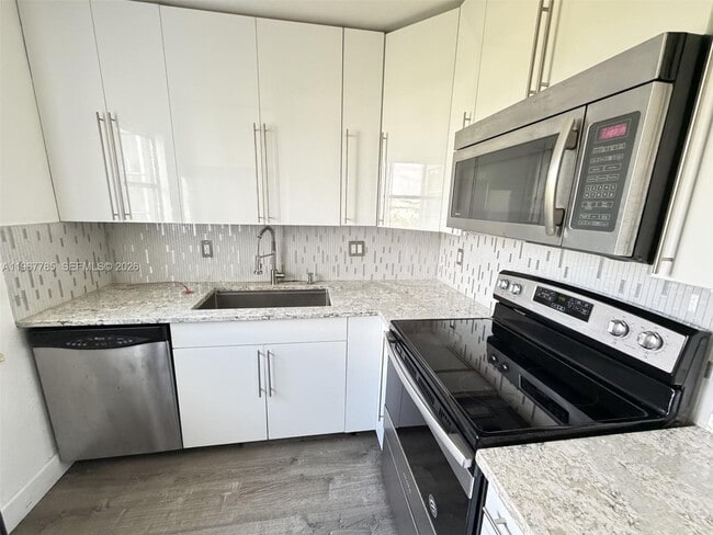 Building Photo - 941 Crystal Lake Dr