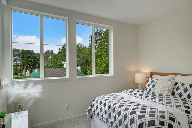 Building Photo - Queen Anne Townhome
