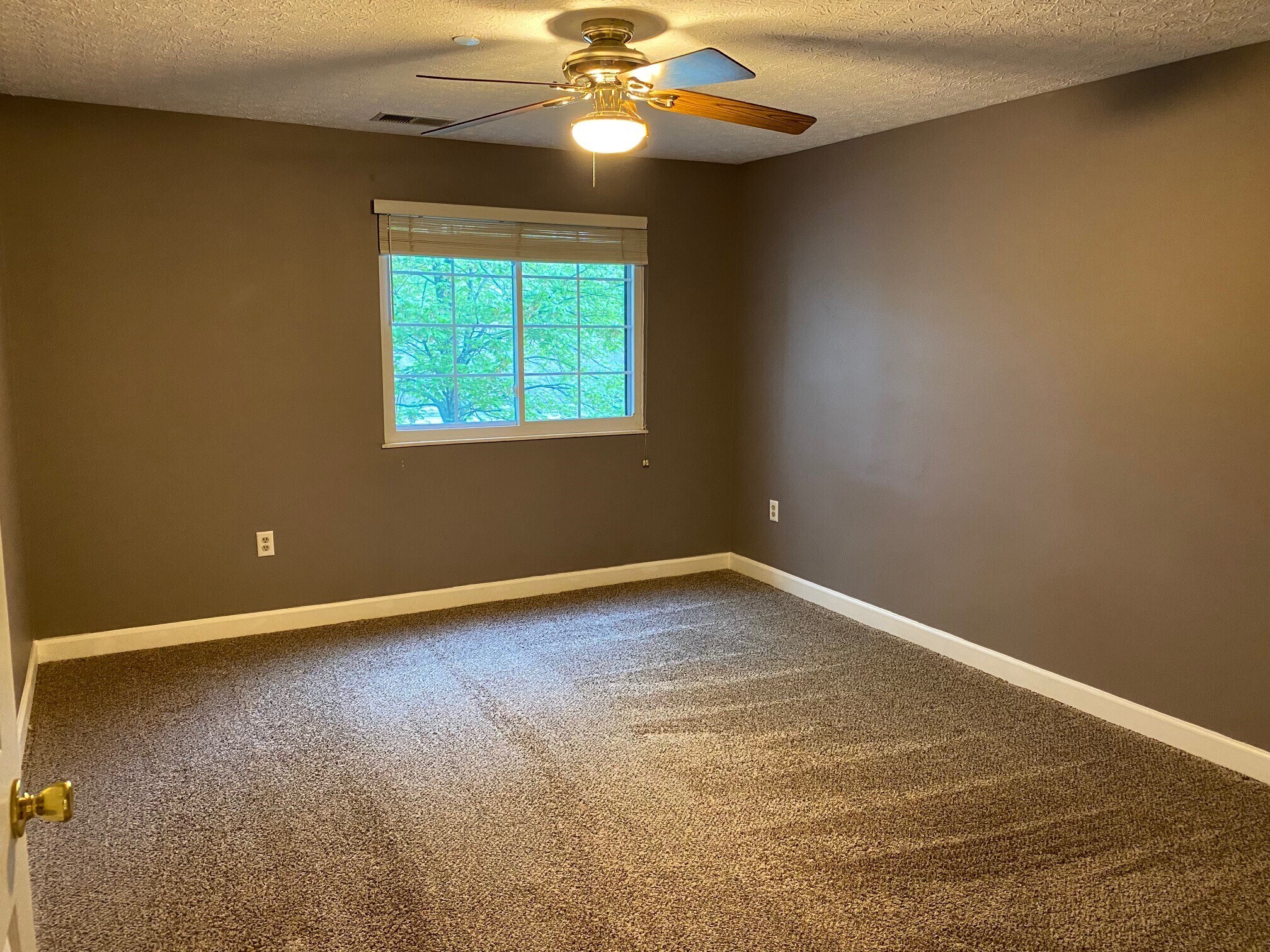 Building Photo - 6729 Meadow Creek Dr