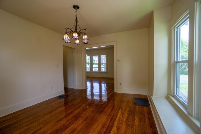 Building Photo - Available 8/1/26 - Spacious Newly Renovate...