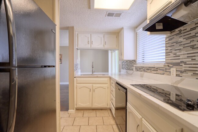 Building Photo - 707 Harbour Town Dr