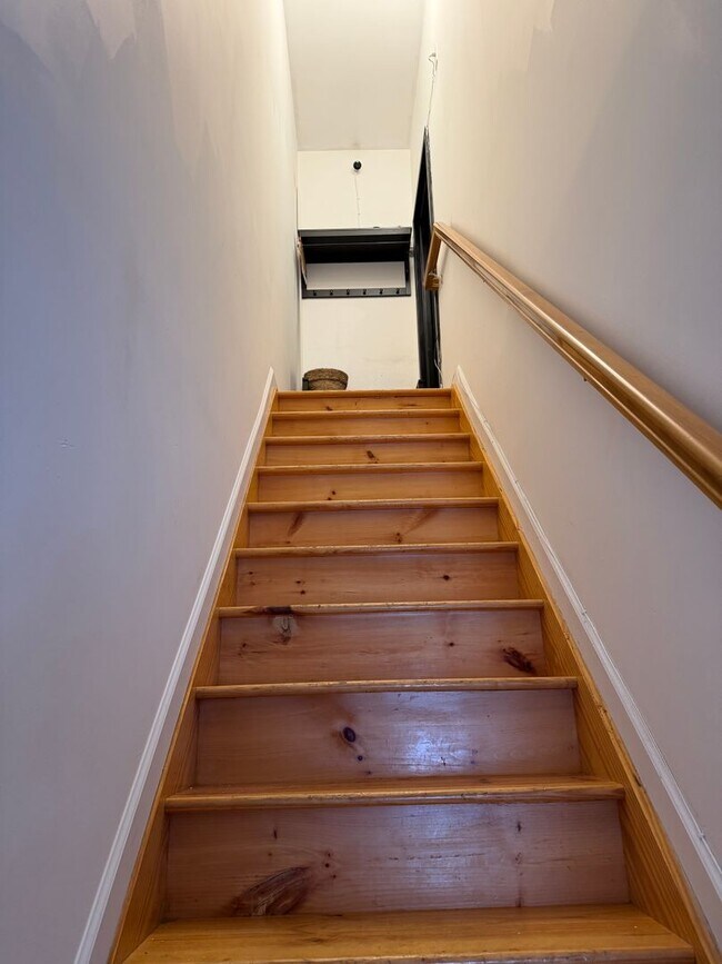 Building Photo - 40 Eldert Ln