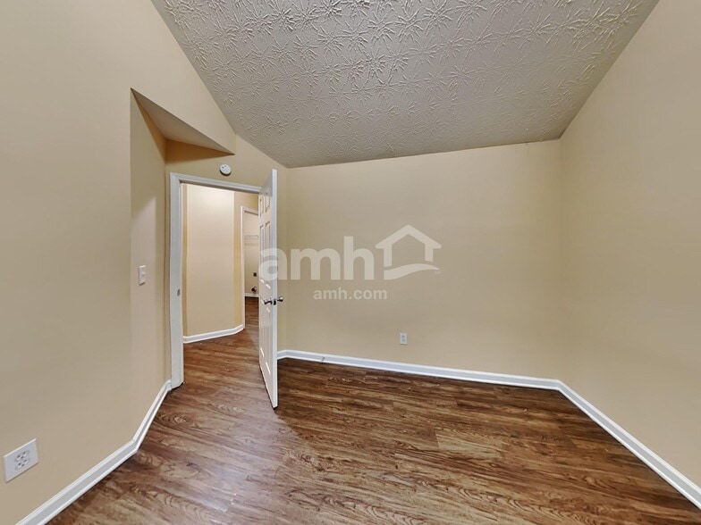 Building Photo - 221 Millstone Dr