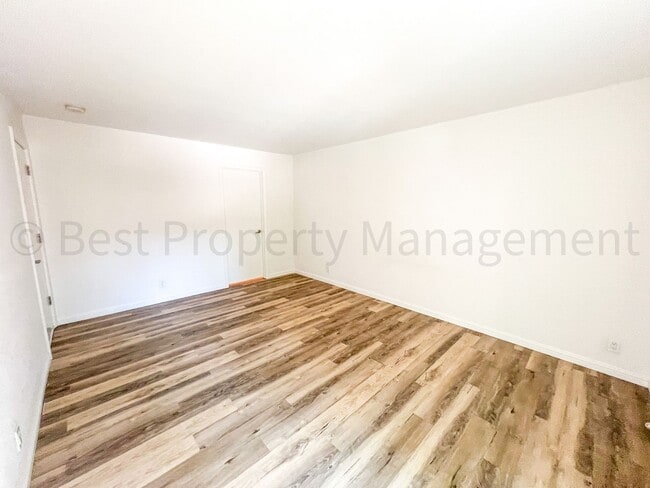 Building Photo - Cozy 2 Bedrooms; 1 Bathroom Condo in Warm ...