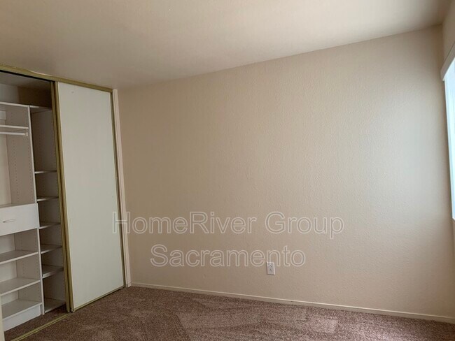 Building Photo - 202 Red Oak Ct