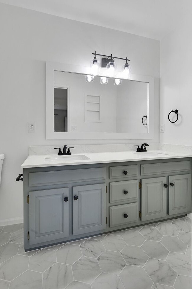Building Photo - Gorgeous 4 bedroom, 3 1/2 bathroom home wi...