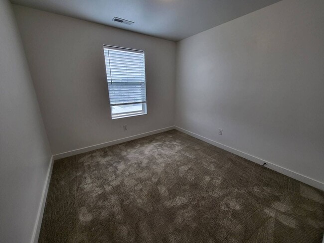 Building Photo - Pet Friendly Gorgeous Row End Townhome w 2...