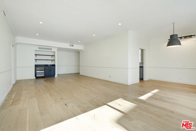 Building Photo - 435 N Palm Dr