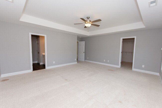 Building Photo - MOVE-IN READY $300 off first month