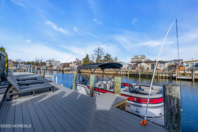 Building Photo - 320 Silver Lagoon Dr