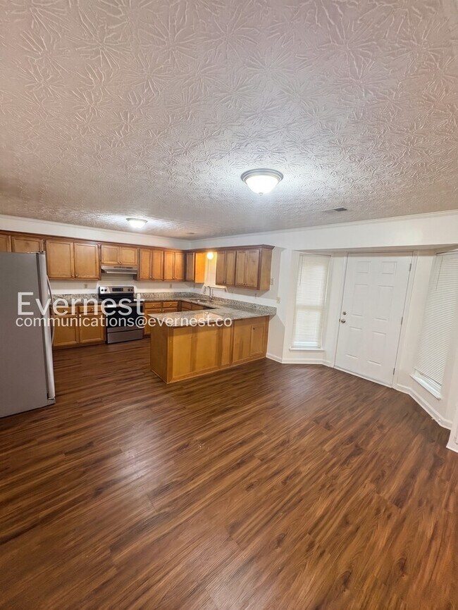 Building Photo - Spacious  Home with Deck, Patio, and Garage! / 3 Bed, 2 Bath / Available now!