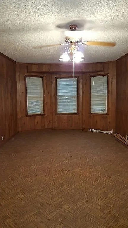 Building Photo - 2 Bedroom 1 bathroom