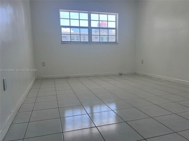 Building Photo - 325 Ocean Dr