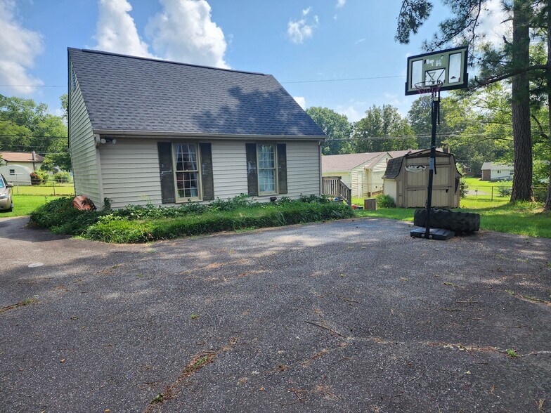 Building Photo - 8176 Surrey Ct