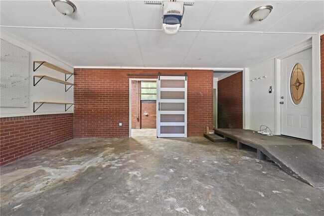 Building Photo - 2311 Robin Ln SE