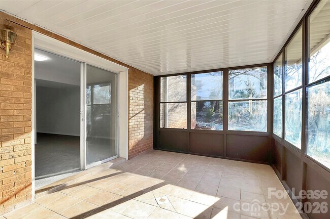 Building Photo - 526 Julia Ave