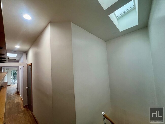 Building Photo - 1886 4BR 2BA Townhouse Duplex Renovated by...