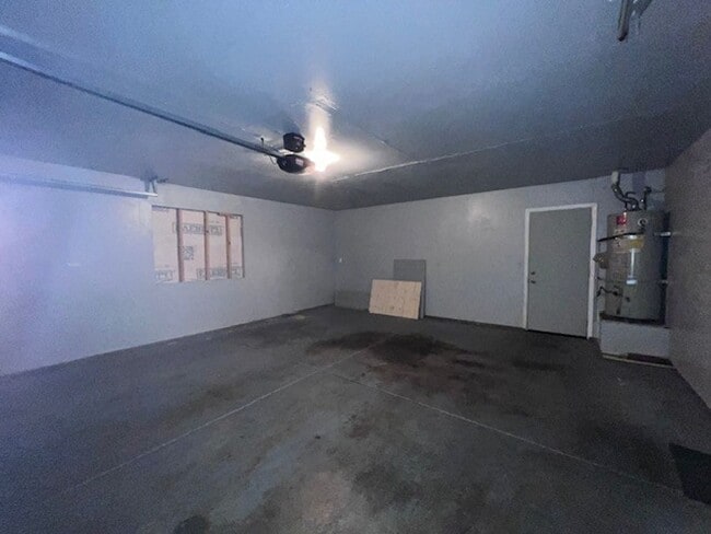 Building Photo - 3 Bedroom 2 Bath home close to schools, sh...