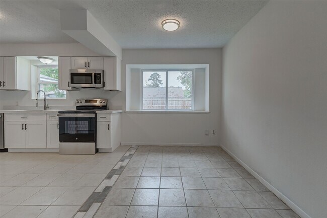 Building Photo - 6011 Coachgate Dr