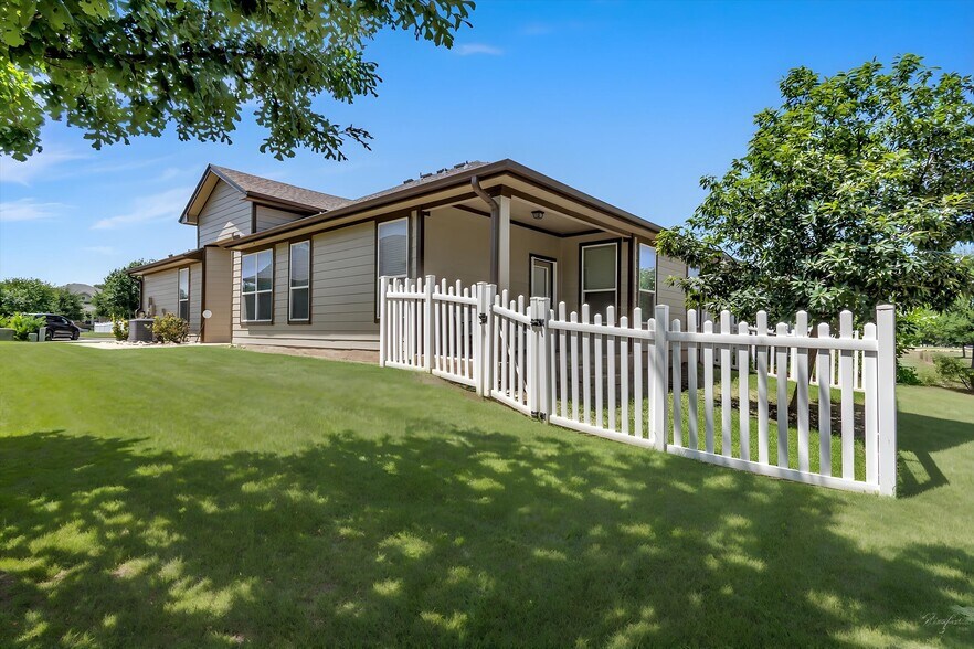 Building Photo - 711 Rolling Oak Dr