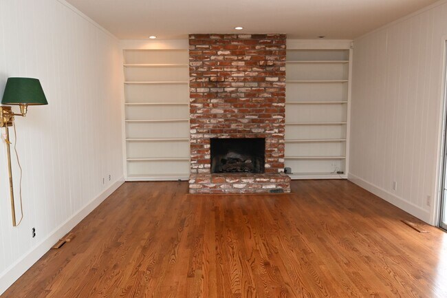 Building Photo - Prime Willow Glen, Just In Time for the Ho...