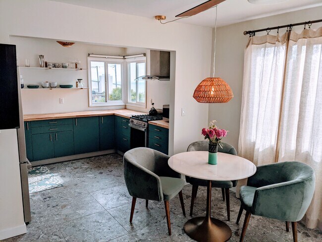 Kitchen - 308 Seaview St