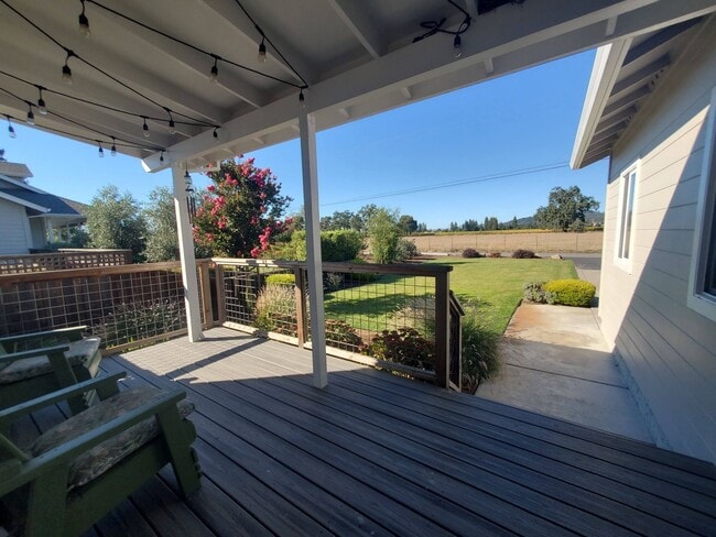 Building Photo - Nature Lover's Newer 1 bedroom single fami...