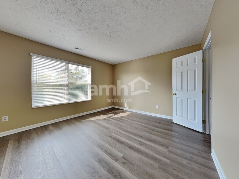 Building Photo - 135 Easton Manor Dr