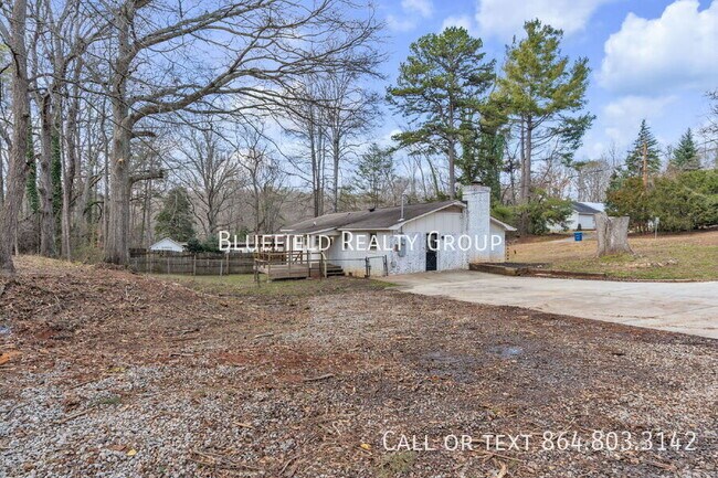 Building Photo - 107 111 River Rd Cir