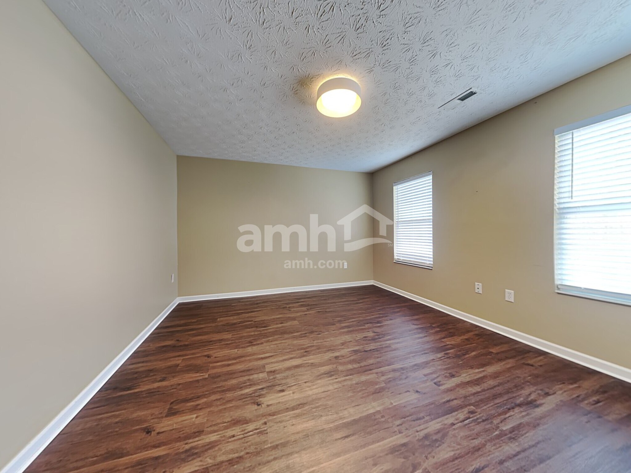 Building Photo - 5263 Summerset Dr