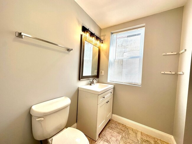 Building Photo - Charming 3 Bedroom/2.5 Bathroom Townhome in Hampden!