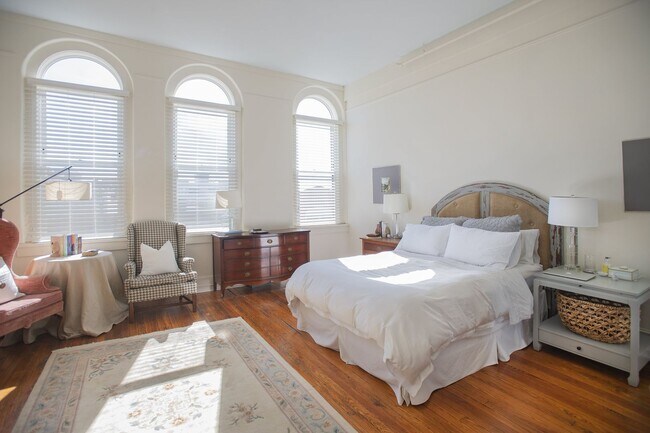 Building Photo - Spacious 3 Bedroom/3 Bathroom Townhome with Private Rooftop Deck