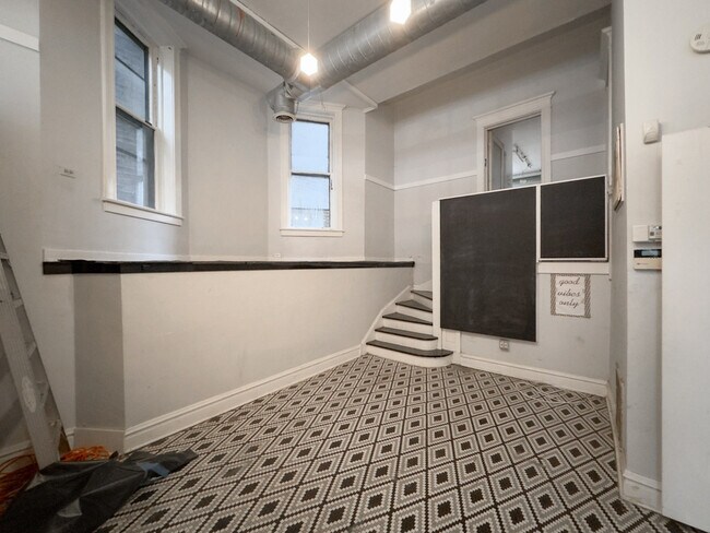 Building Photo - 723 W Wrightwood Ave