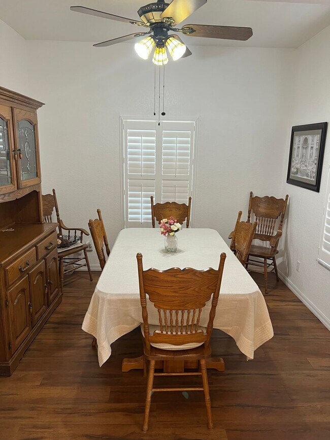 Building Photo - Heritage Oak Park Gated Commmunity