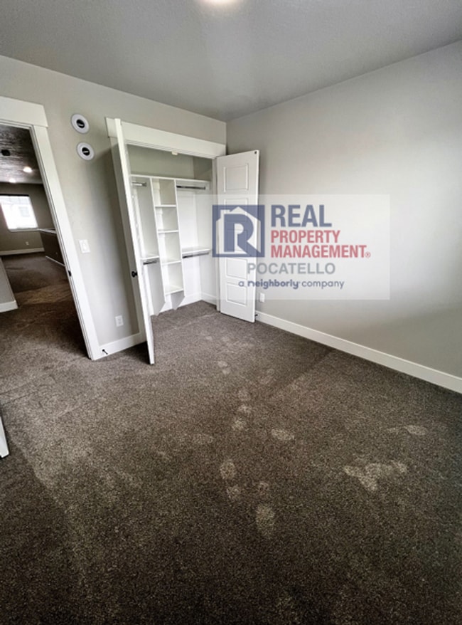 Building Photo - 3 Bedroom 2.5 Bathroom Town Home - 1 Car G...