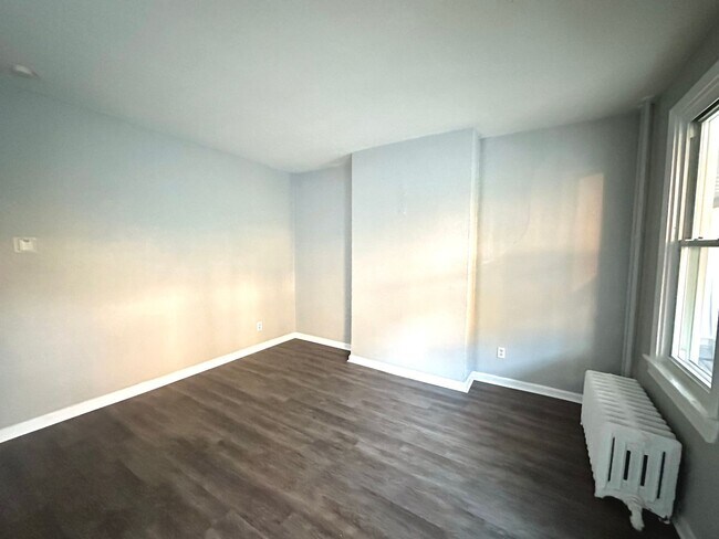 Building Photo - Charming 2 Bed, 1.5 Bath w/ Bonus Space in...