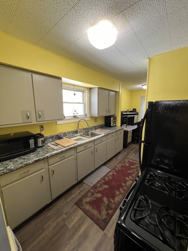 Building Photo - 1223 Bensch St