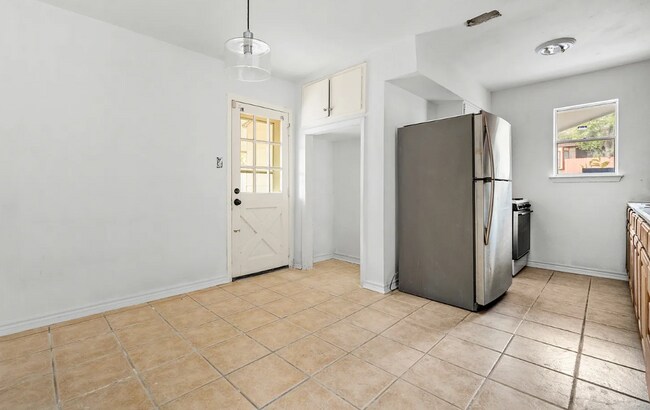 Building Photo - spacious 4-bedroom, 2-bath home