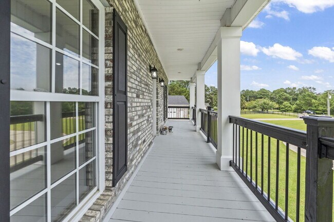 Building Photo - Peaceful and Luxury Living on 3+ Acres