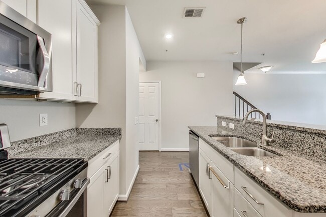 Building Photo - Elegant 3 bedroom, 2.5 bath townhome in Crown Farm